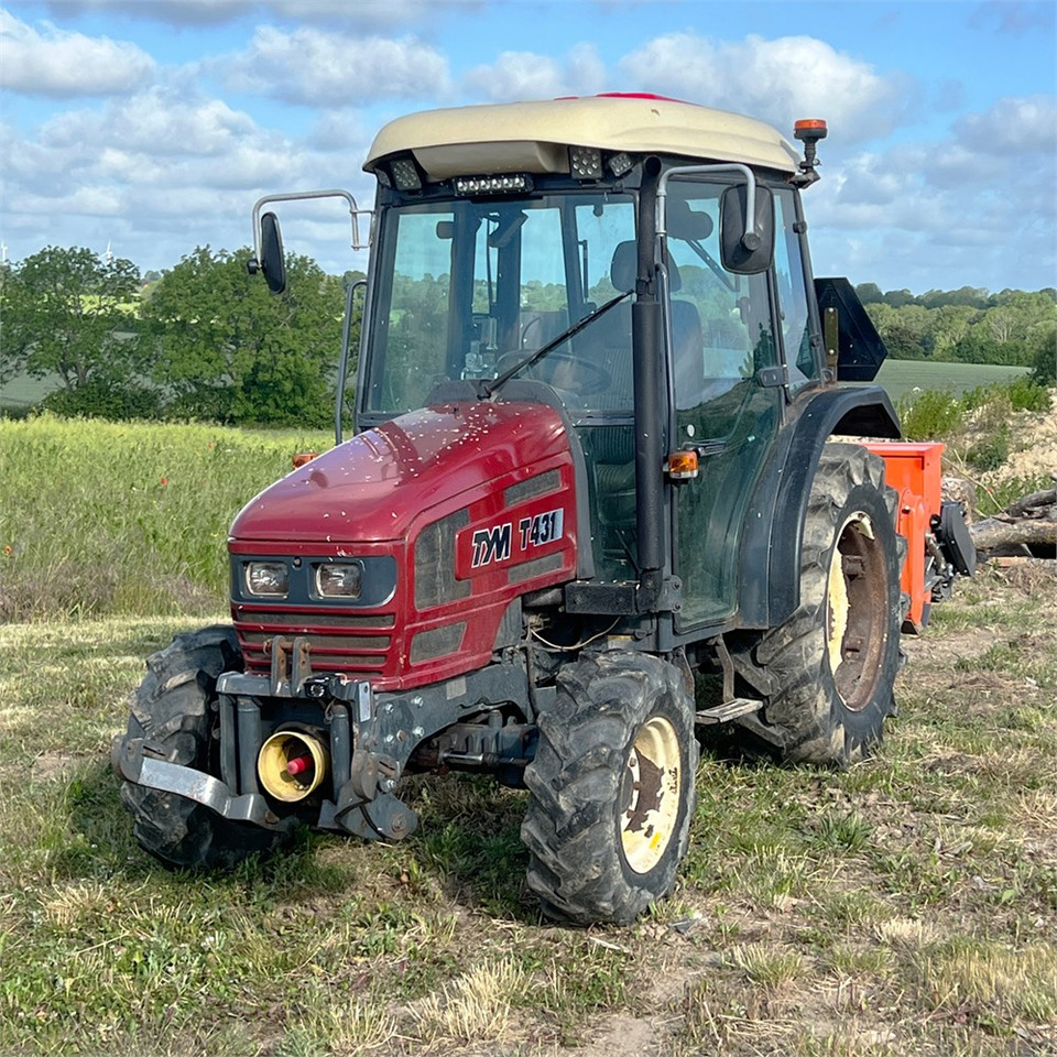 TYM T 431 - Kommunális traktor: 2 kép. TYM T 431 - Kommunális traktor: 2 kép.