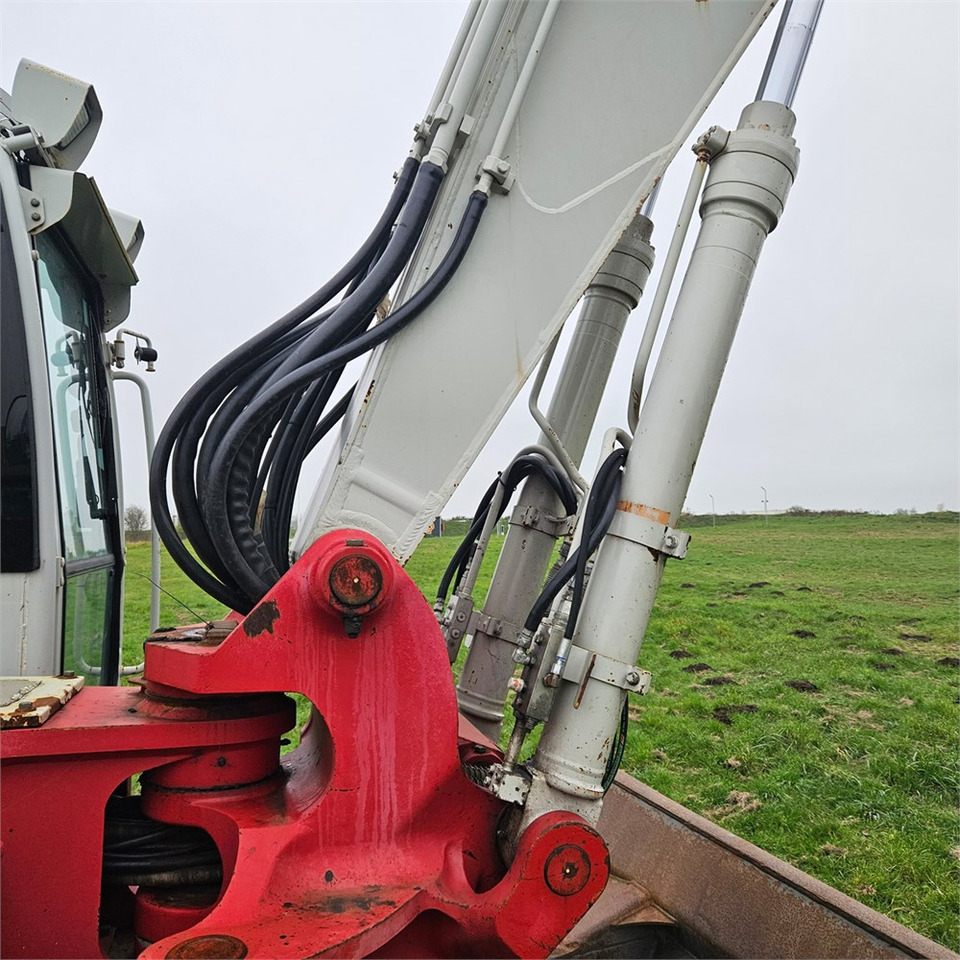 Lánctalpas kotró Takeuchi TB1140: 24 kép.