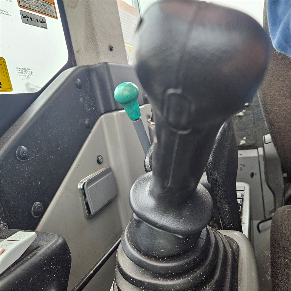 Lánctalpas kotró Takeuchi TB1140: 13 kép.