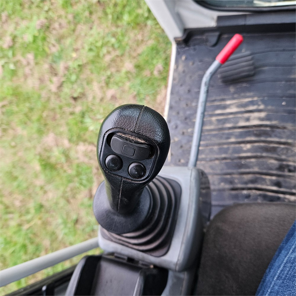 Lánctalpas kotró Takeuchi TB1140: 10 kép.