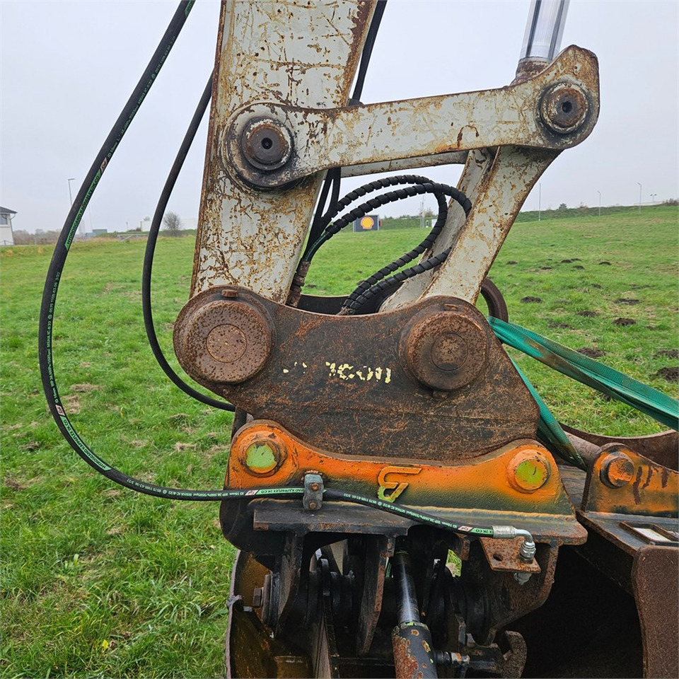 Lánctalpas kotró Takeuchi TB1140: 34 kép.