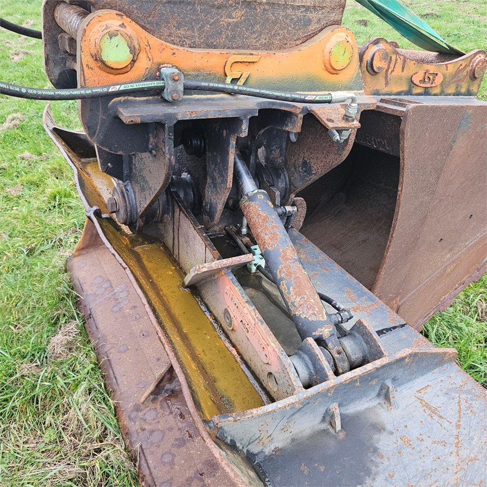 Lánctalpas kotró Takeuchi TB1140: 38 kép.