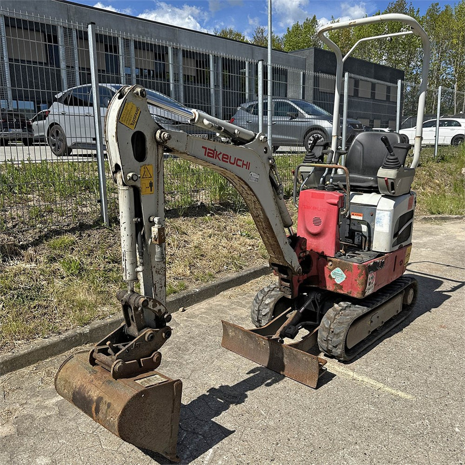 Takeuchi TB210 R - Minikotró: 2 kép. Takeuchi TB210 R - Minikotró: 2 kép.