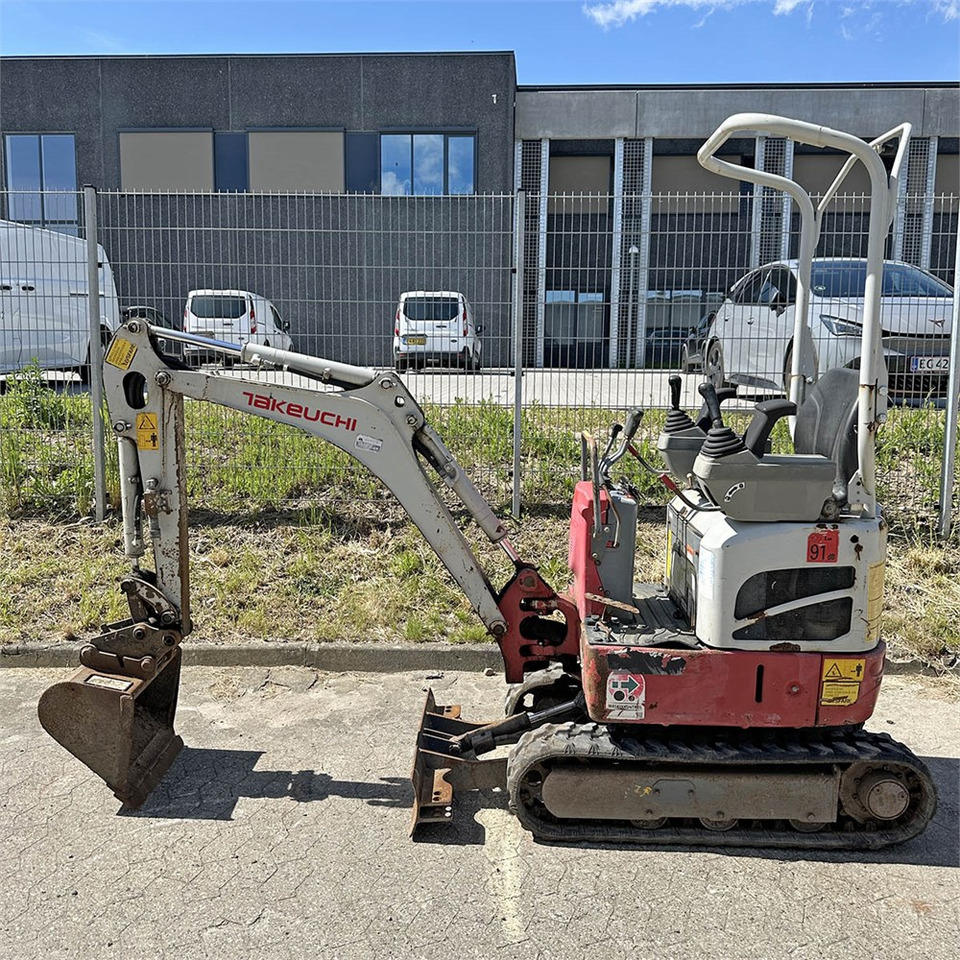 Takeuchi TB210 R - Minikotró: 3 kép. Takeuchi TB210 R - Minikotró: 3 kép.
