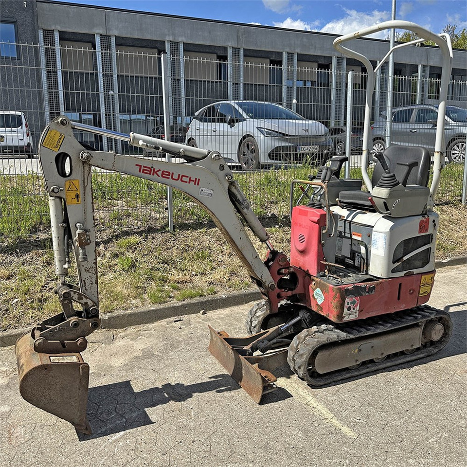Takeuchi TB210 R - Minikotró: 1 kép. Takeuchi TB210 R - Minikotró: 1 kép.