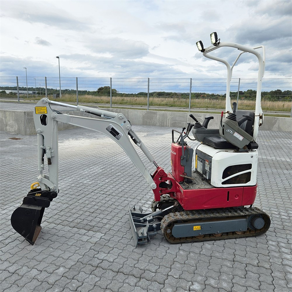 Takeuchi TB210 R - Minikotró: 1 kép. Takeuchi TB210 R - Minikotró: 1 kép.