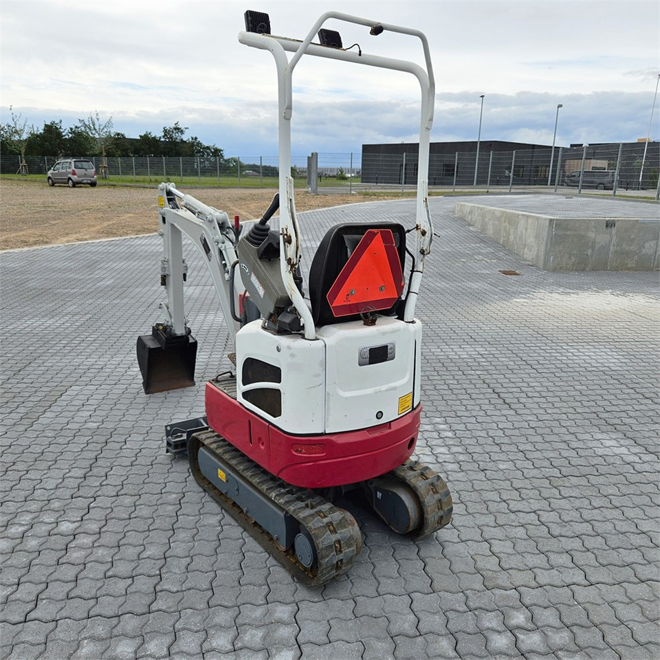 Takeuchi TB210 R - Minikotró: 4 kép. Takeuchi TB210 R - Minikotró: 4 kép.