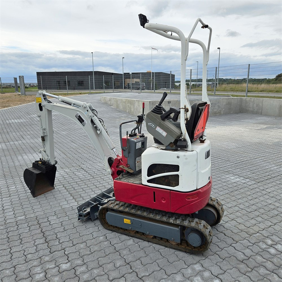 Takeuchi TB210 R - Minikotró: 3 kép. Takeuchi TB210 R - Minikotró: 3 kép.
