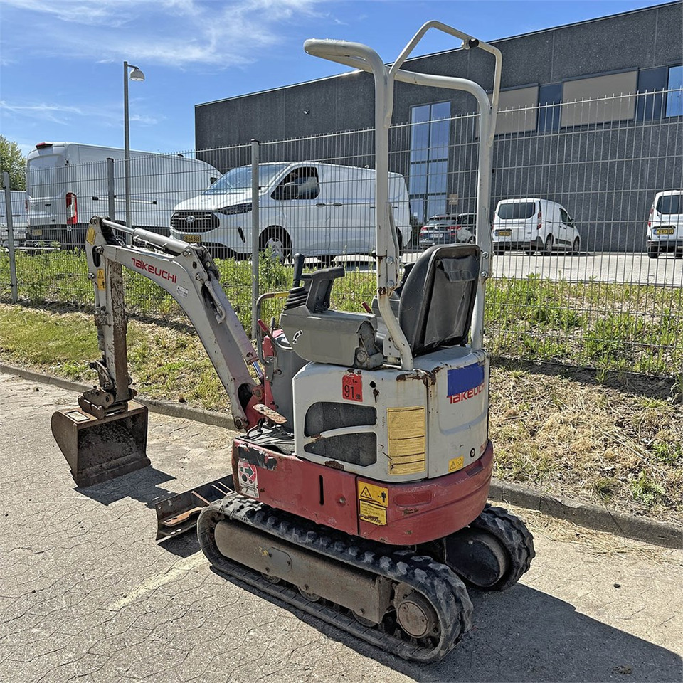 Takeuchi TB210 R - Minikotró: 4 kép. Takeuchi TB210 R - Minikotró: 4 kép.
