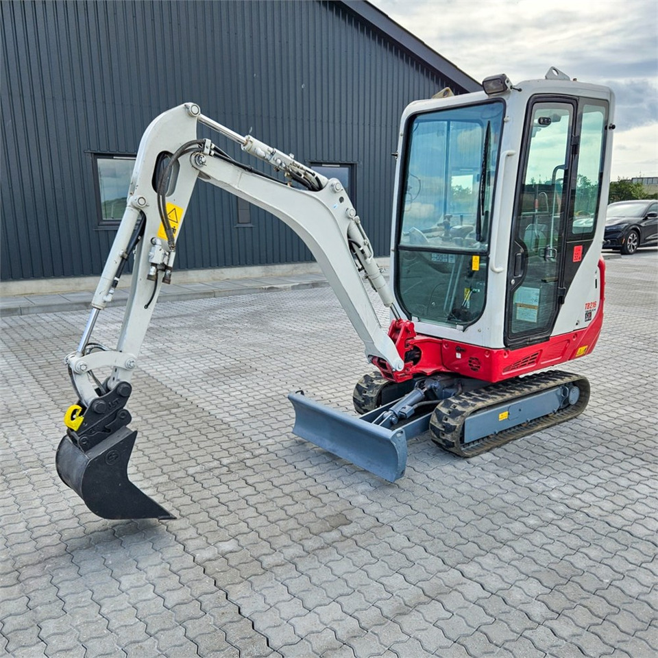 Takeuchi TB216 - Minikotró: 2 kép. Takeuchi TB216 - Minikotró: 2 kép.