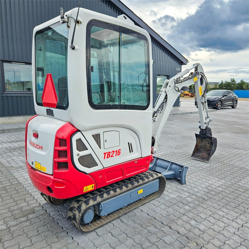 Takeuchi TB216 - Minikotró: 4 kép. Takeuchi TB216 - Minikotró: 4 kép.