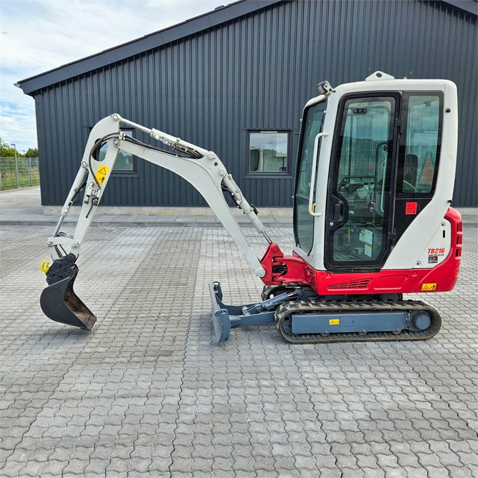 Takeuchi TB216 - Minikotró: 1 kép. Takeuchi TB216 - Minikotró: 1 kép.