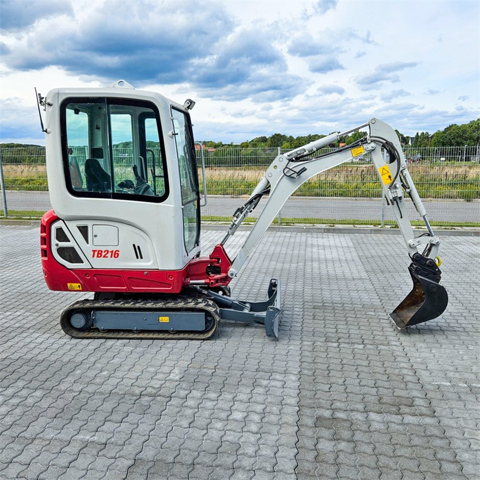 Takeuchi TB216 - Minikotró: 5 kép. Takeuchi TB216 - Minikotró: 5 kép.