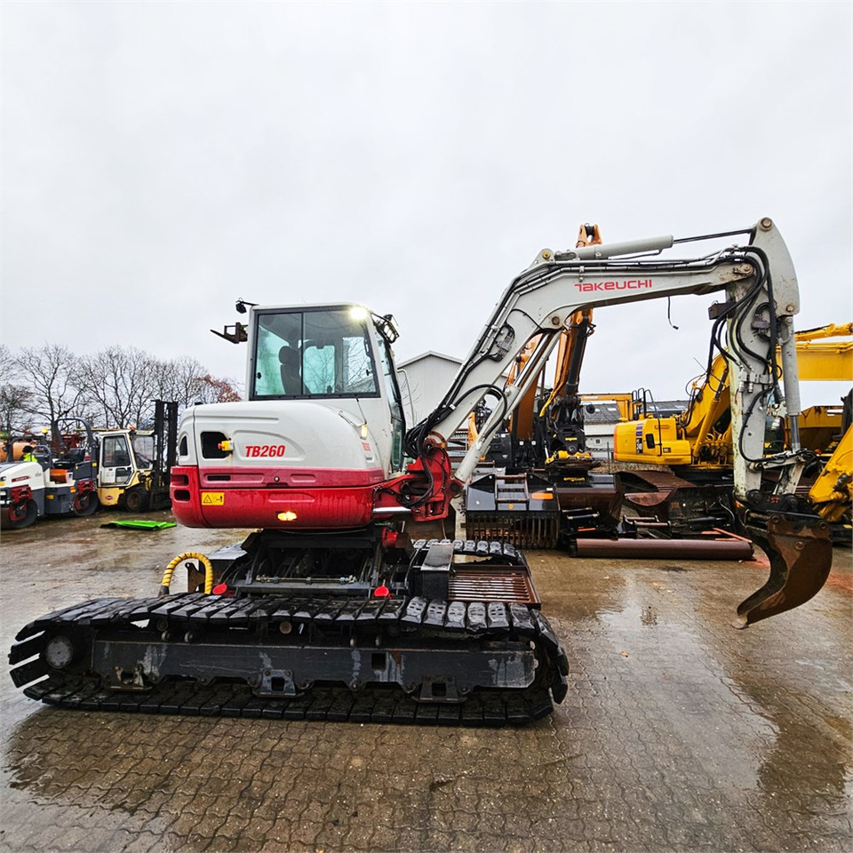 Takeuchi TB260 - Lánctalpas kotró: 3 kép. Takeuchi TB260 - Lánctalpas kotró: 3 kép.