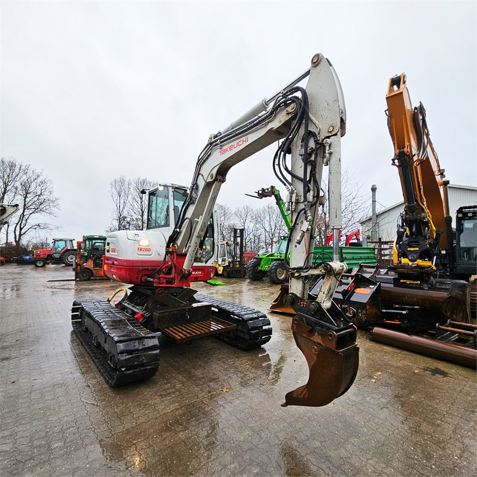 Takeuchi TB260 - Lánctalpas kotró: 2 kép. Takeuchi TB260 - Lánctalpas kotró: 2 kép.