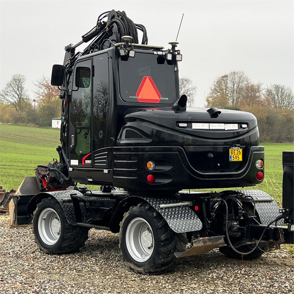 Takeuchi TB295 W - Gumikerekes kotró: 5 kép. Takeuchi TB295 W - Gumikerekes kotró: 5 kép.