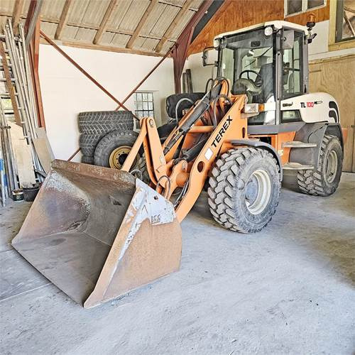 Terex TL100 - Gumikerekes homlokrakodó: 2 kép. Terex TL100 - Gumikerekes homlokrakodó: 2 kép.