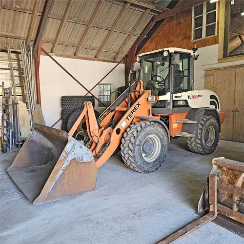 Terex TL100 - Gumikerekes homlokrakodó: 1 kép. Terex TL100 - Gumikerekes homlokrakodó: 1 kép.