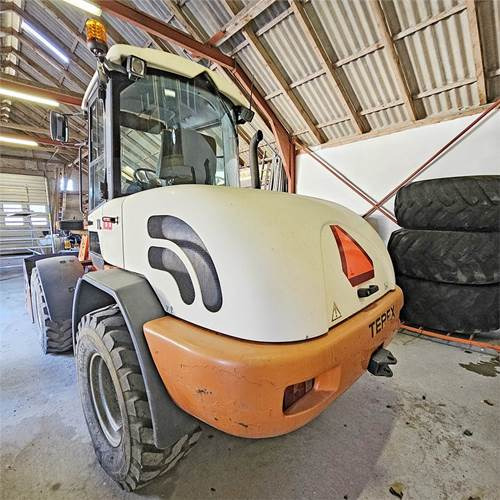 Terex TL100 - Gumikerekes homlokrakodó: 4 kép. Terex TL100 - Gumikerekes homlokrakodó: 4 kép.