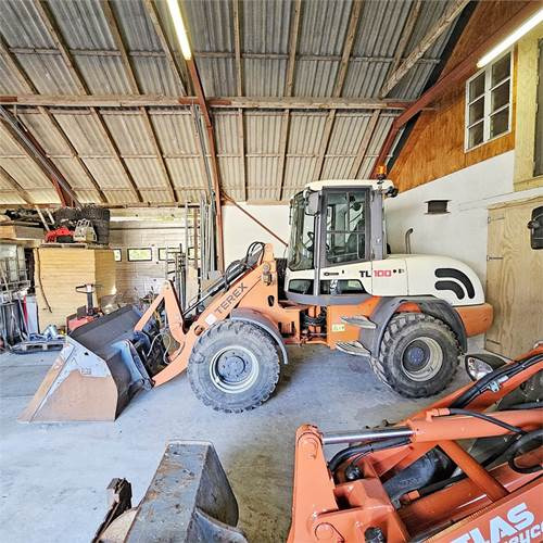 Terex TL100 - Gumikerekes homlokrakodó: 3 kép. Terex TL100 - Gumikerekes homlokrakodó: 3 kép.