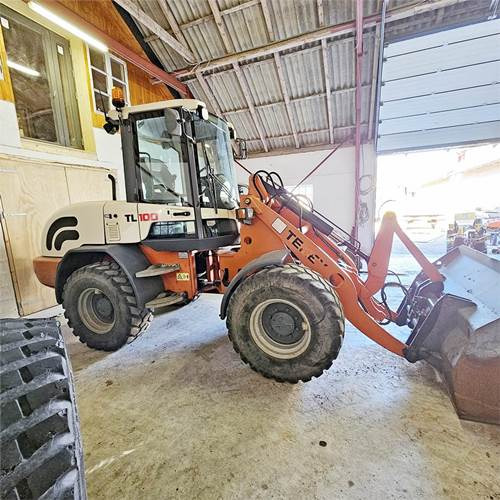 Terex TL100 - Gumikerekes homlokrakodó: 5 kép. Terex TL100 - Gumikerekes homlokrakodó: 5 kép.