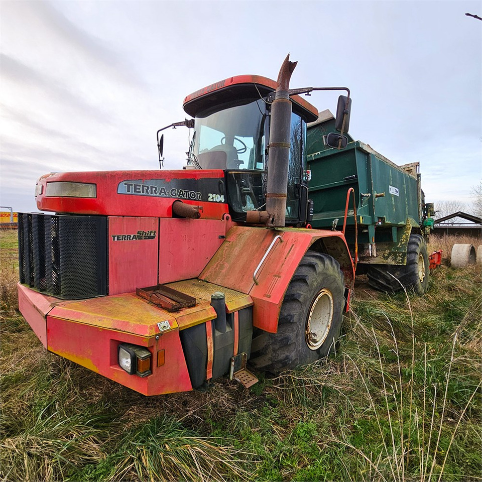 Terragator 2104 - Műtrágyaszóró gép: 1 kép. Terragator 2104 - Műtrágyaszóró gép: 1 kép.