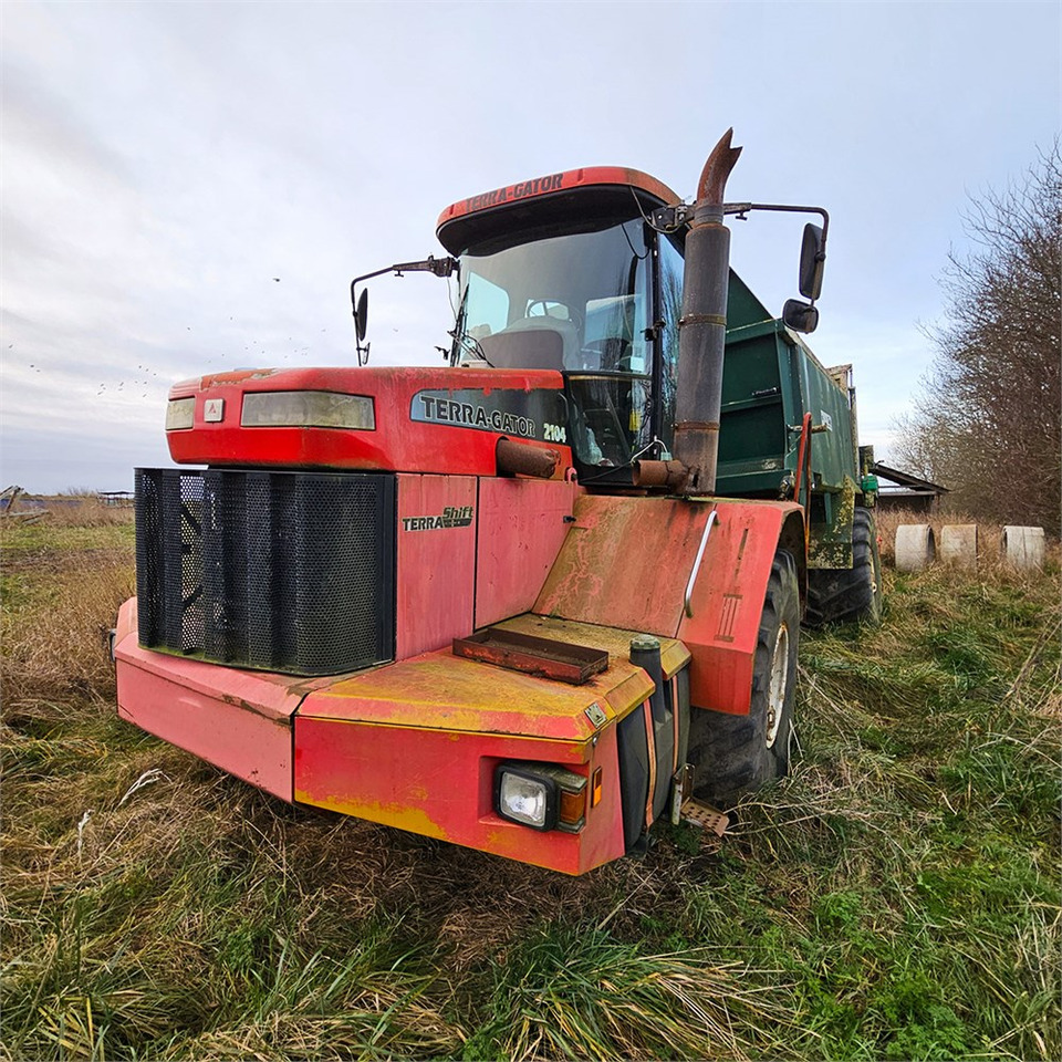 Terragator 2104 - Műtrágyaszóró gép: 2 kép. Terragator 2104 - Műtrágyaszóró gép: 2 kép.