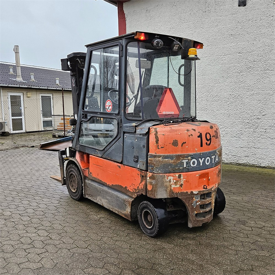 Toyota 7FBMF30 - Villás targonca: 5 kép. Toyota 7FBMF30 - Villás targonca: 5 kép.