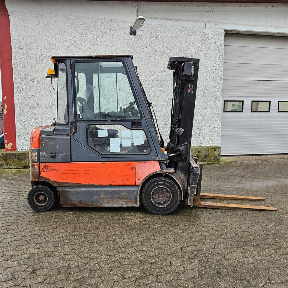 Toyota 7FBMF30 - Villás targonca: 1 kép. Toyota 7FBMF30 - Villás targonca: 1 kép.