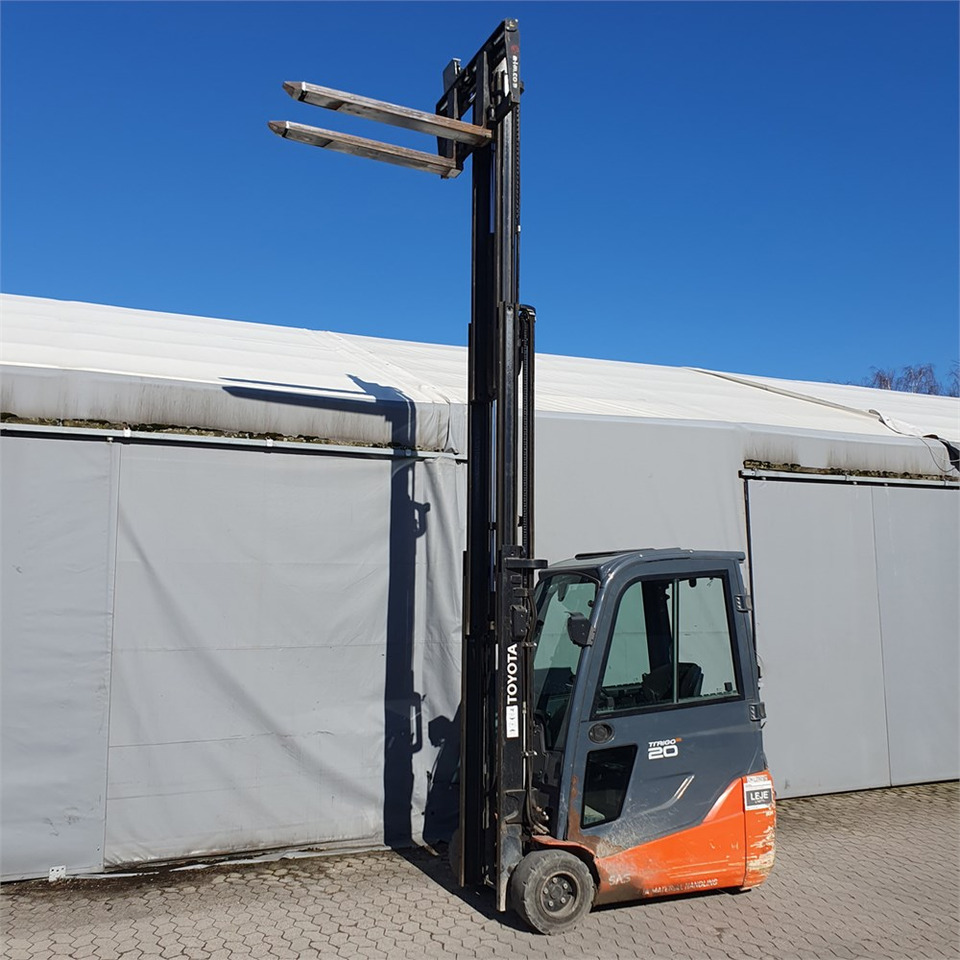 Toyota Traigo 20 - Villás targonca: 5 kép. Toyota Traigo 20 - Villás targonca: 5 kép.