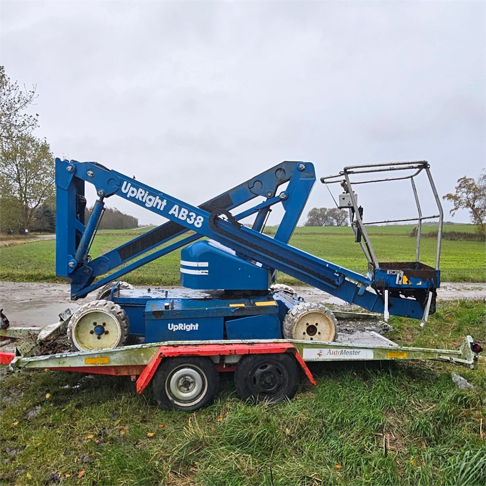 UpRight AB38 - Személyemelő: 3 kép. UpRight AB38 - Személyemelő: 3 kép.