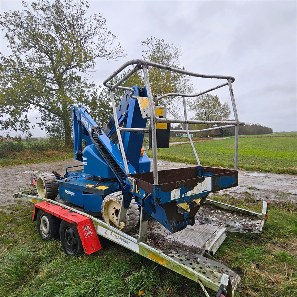 UpRight AB38 - Személyemelő: 4 kép. UpRight AB38 - Személyemelő: 4 kép.