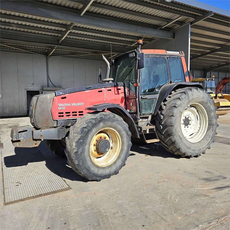 Valmet Valtra 8450 - Traktor: 1 kép. Valmet Valtra 8450 - Traktor: 1 kép.