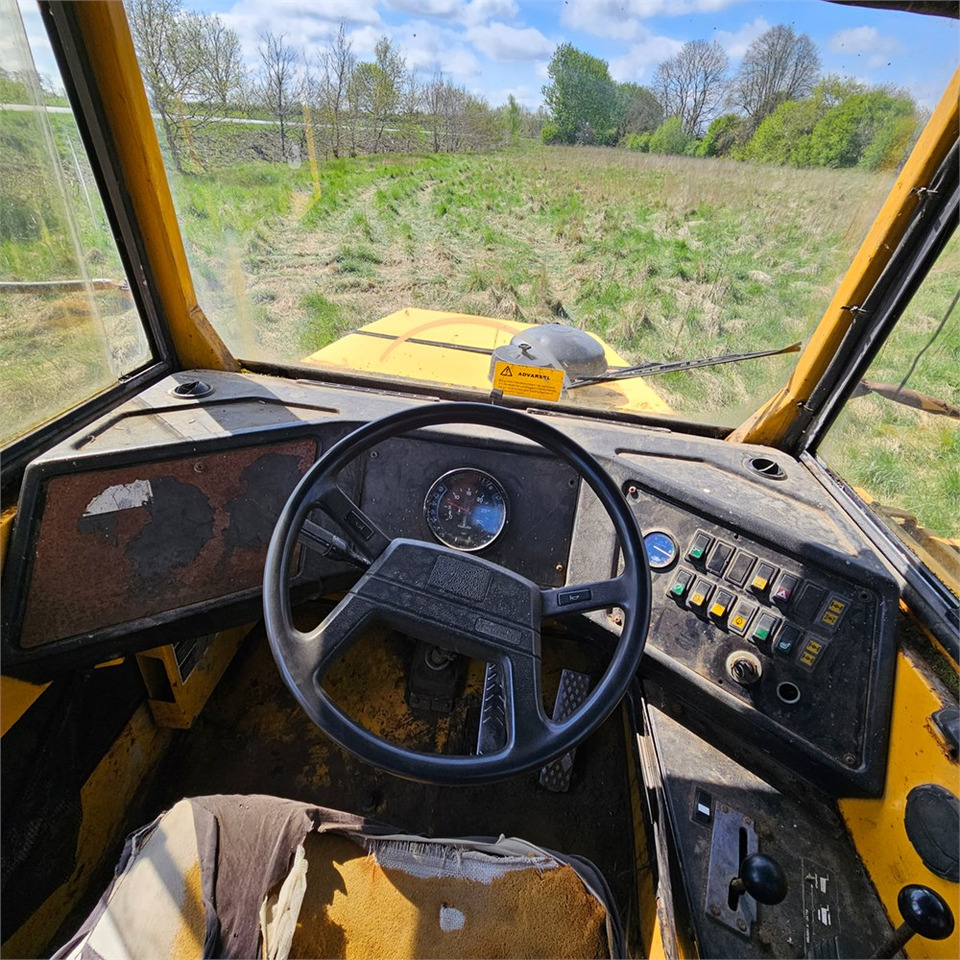 Csuklós dömper Volvo A20: 12 kép.