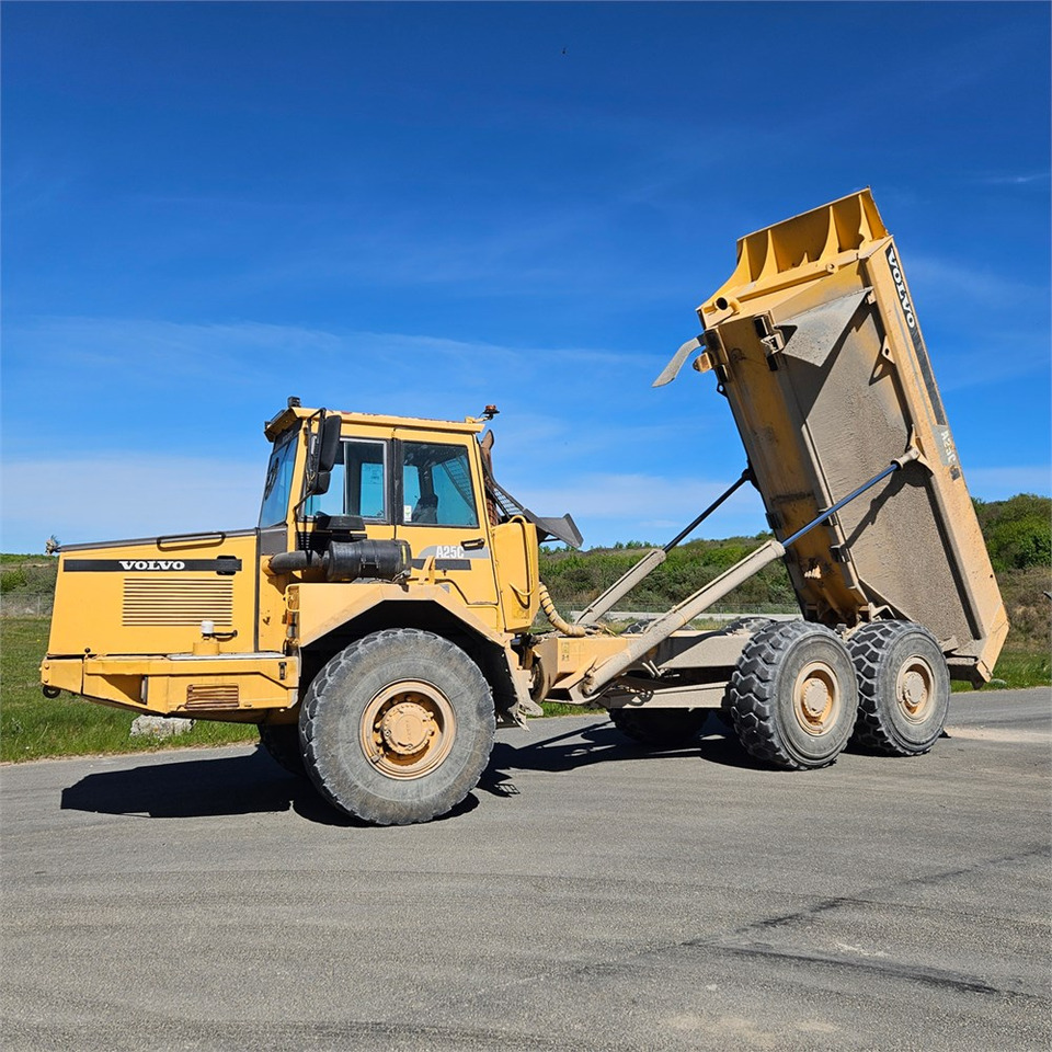 Volvo A25 C - Csuklós dömper: 2 kép. Volvo A25 C - Csuklós dömper: 2 kép.