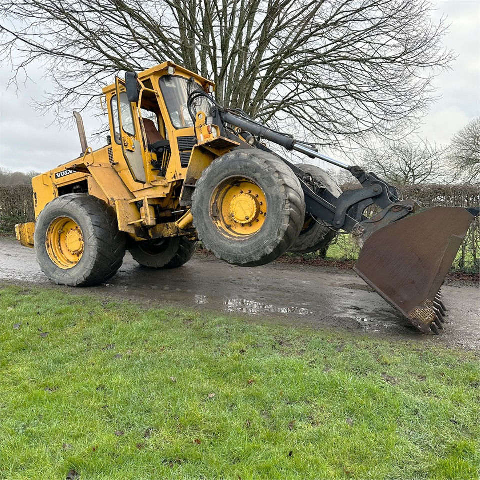 Volvo BM4400 - Gumikerekes homlokrakodó: 4 kép. Volvo BM4400 - Gumikerekes homlokrakodó: 4 kép.