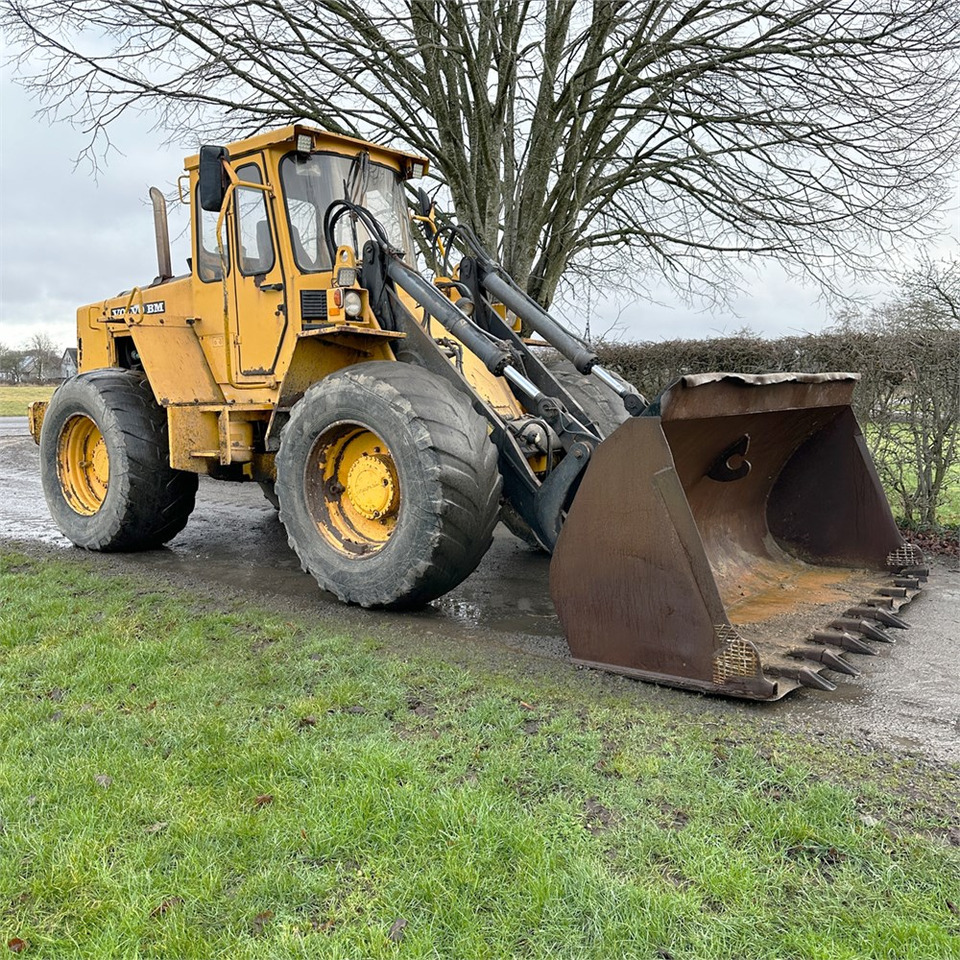 Volvo BM4400 - Gumikerekes homlokrakodó: 1 kép. Volvo BM4400 - Gumikerekes homlokrakodó: 1 kép.