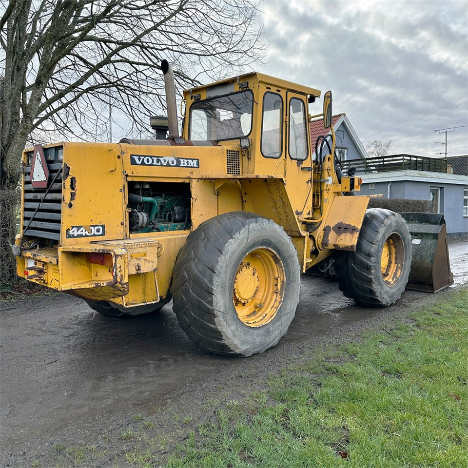 Volvo BM4400 - Gumikerekes homlokrakodó: 3 kép. Volvo BM4400 - Gumikerekes homlokrakodó: 3 kép.