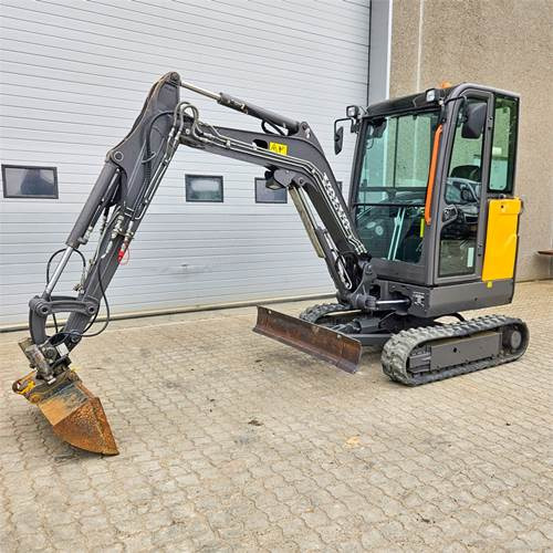 Volvo EC20 E - Minikotró: 2 kép. Volvo EC20 E - Minikotró: 2 kép.