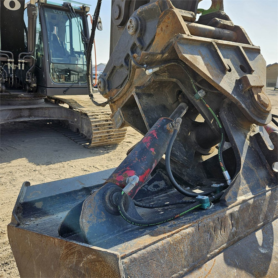 Lánctalpas kotró Volvo EC200 EL: 39 kép.
