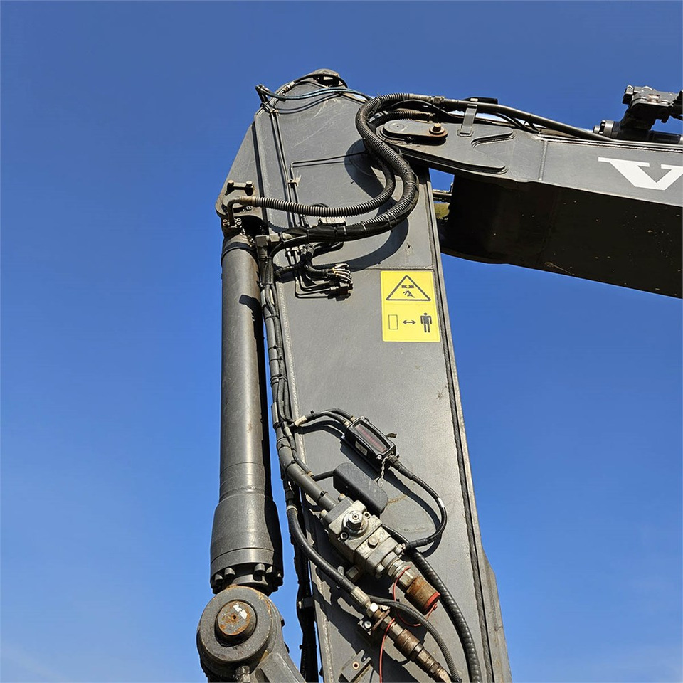 Lánctalpas kotró Volvo EC200 EL: 30 kép.