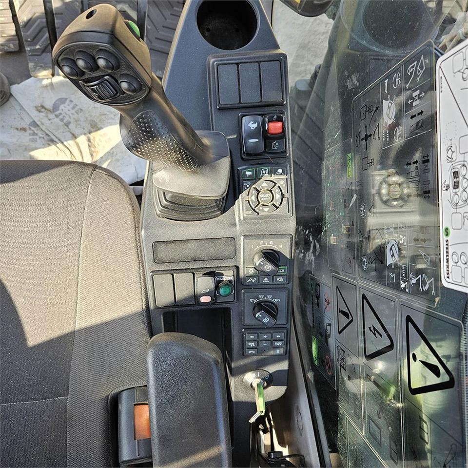 Lánctalpas kotró Volvo EC200 EL: 14 kép.
