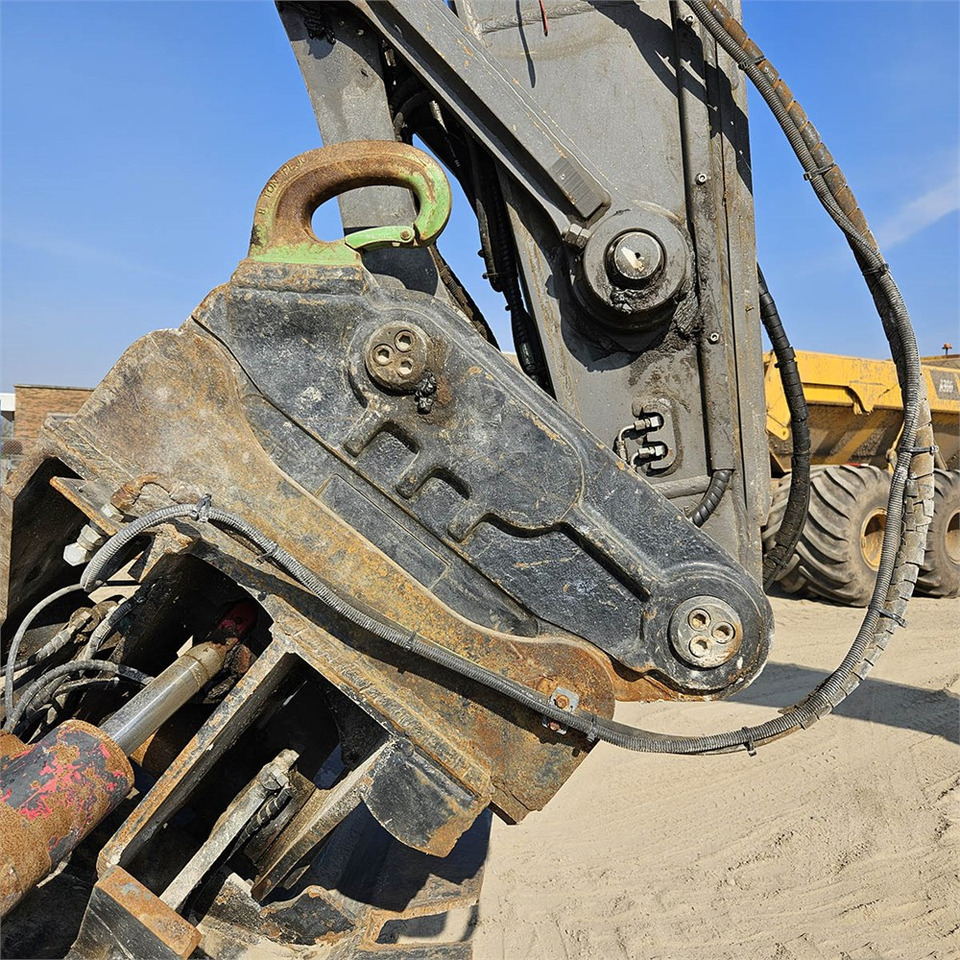 Lánctalpas kotró Volvo EC200 EL: 32 kép.