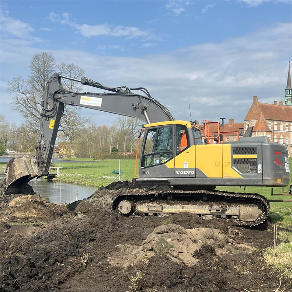 Volvo EC220 EL - Lánctalpas kotró: 1 kép. Volvo EC220 EL - Lánctalpas kotró: 1 kép.