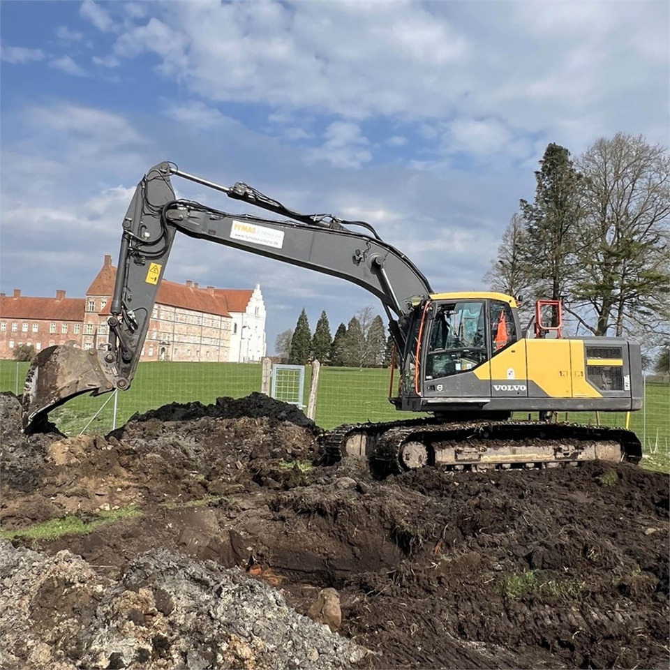 Volvo EC220 EL - Lánctalpas kotró: 3 kép. Volvo EC220 EL - Lánctalpas kotró: 3 kép.