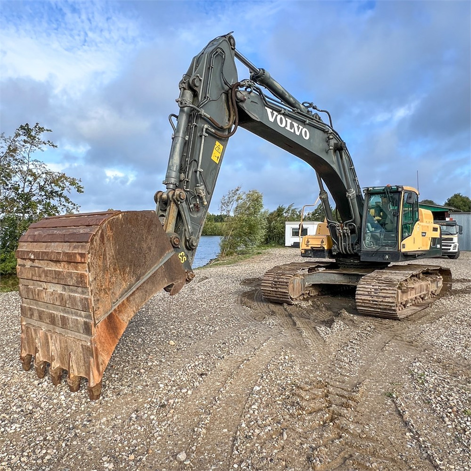 Volvo EC380 DL - Lánctalpas kotró: 4 kép. Volvo EC380 DL - Lánctalpas kotró: 4 kép.