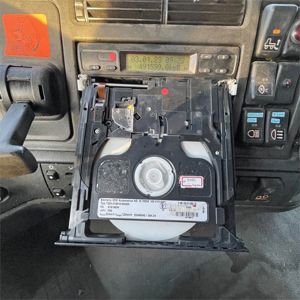 Dobozos felépítményű teherautó Volvo FM12: 40 kép.