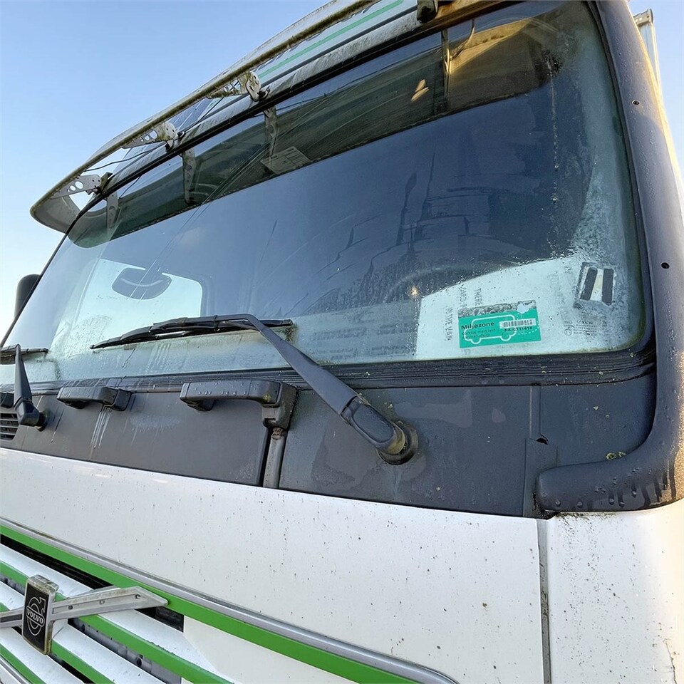 Dobozos felépítményű teherautó Volvo FM12: 11 kép.