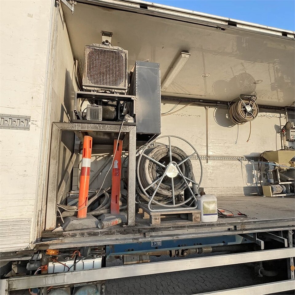 Dobozos felépítményű teherautó Volvo FM12: 28 kép.