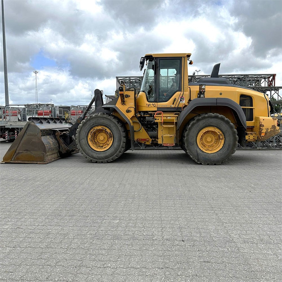 Volvo L120 H - Gumikerekes homlokrakodó: 4 kép. Volvo L120 H - Gumikerekes homlokrakodó: 4 kép.